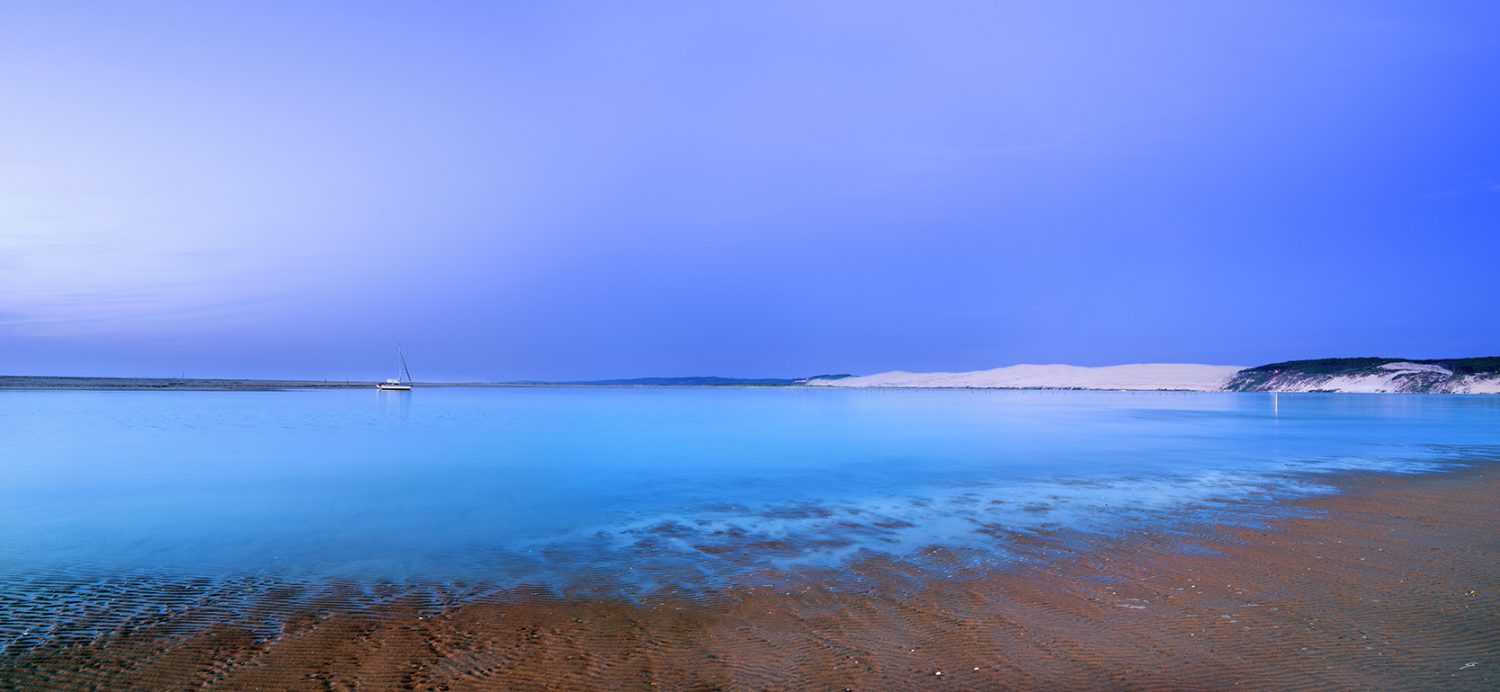 Le banc d'Arguin au moment de l'heure bleue pendant l'été indien. Photo©Stéphane Scotto