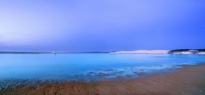 Le banc d'Arguin au moment de l'heure bleue pendant l'été indien. Photo©Stéphane Scotto