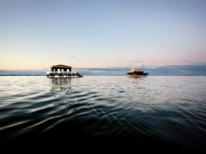 photos du Bassin d'Arcachon : les cabanes tchanquées à marée haute