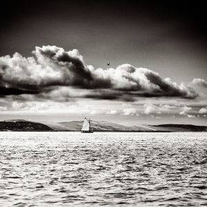 Le bac à voile Pierre Malet navigue devant la Dune du Pilat dans le Bassin d'Arcachon. Photo de Stéphane Scotto