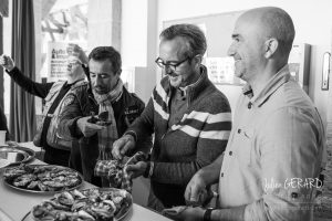 les photographes Stéphane Scotto et Grégory Pol ouvrent des huitres du Bassin d'Arcachon au Festival photo de Bellême