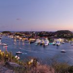 Chaque année, au mois de mars, les riches propriétaires de yachts à voile viennent participer à la Bucket Reggatta sur l'ile de St Barth. La compétition comprend trois courses (une par jour), consistant à faire le tour de l'ile. L'occasion aussi de montrer leurs navires qui sont souvent proposés à la location.