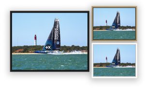 Le trimaran Banque Populaire skippé par Armel Le Cleach, en pleine accélération devant le phare du Cap Ferret