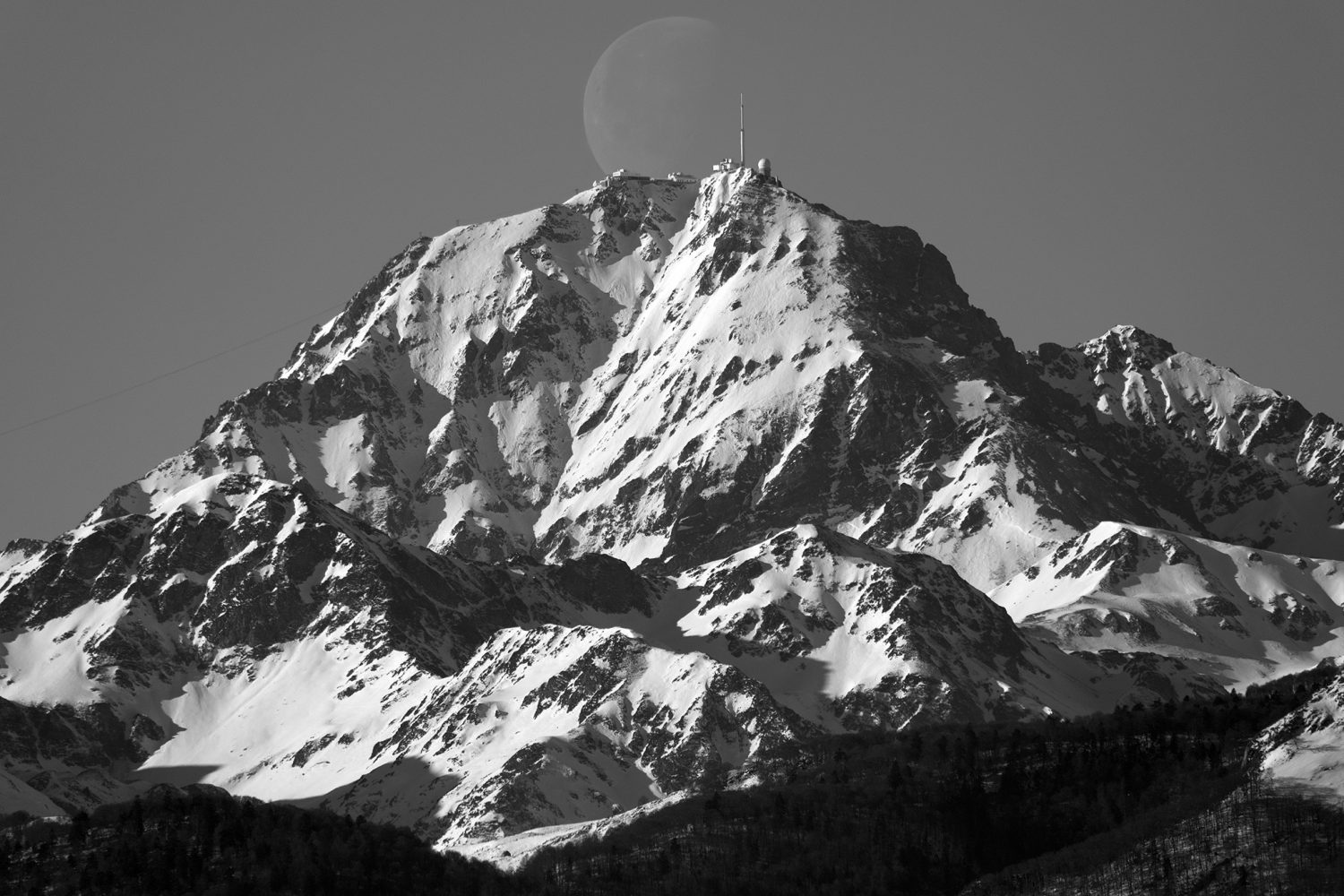 la lune se couche derrière le Pic du Midi