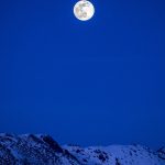 La pleine lune au dessus de la montagne