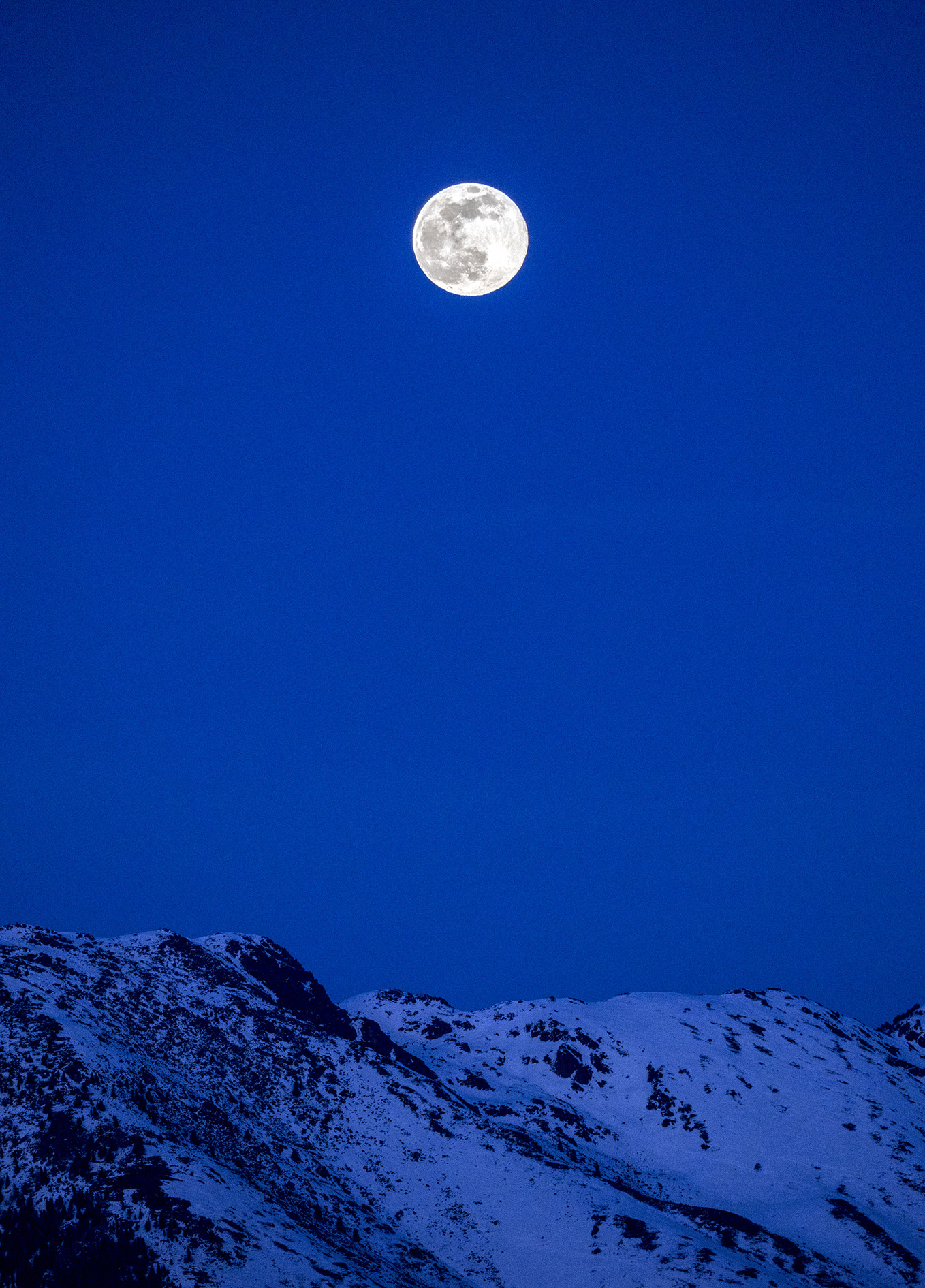 La pleine lune au dessus de la montagne