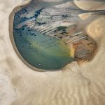 Photographie aérienne réalisée en ULM de la conche sud du Banc d'Arguin sur le Bassin d'Arcachon. Parcs à huitres, plancton et décomposition de la matière organique et alios composent cette prise de vue originale.