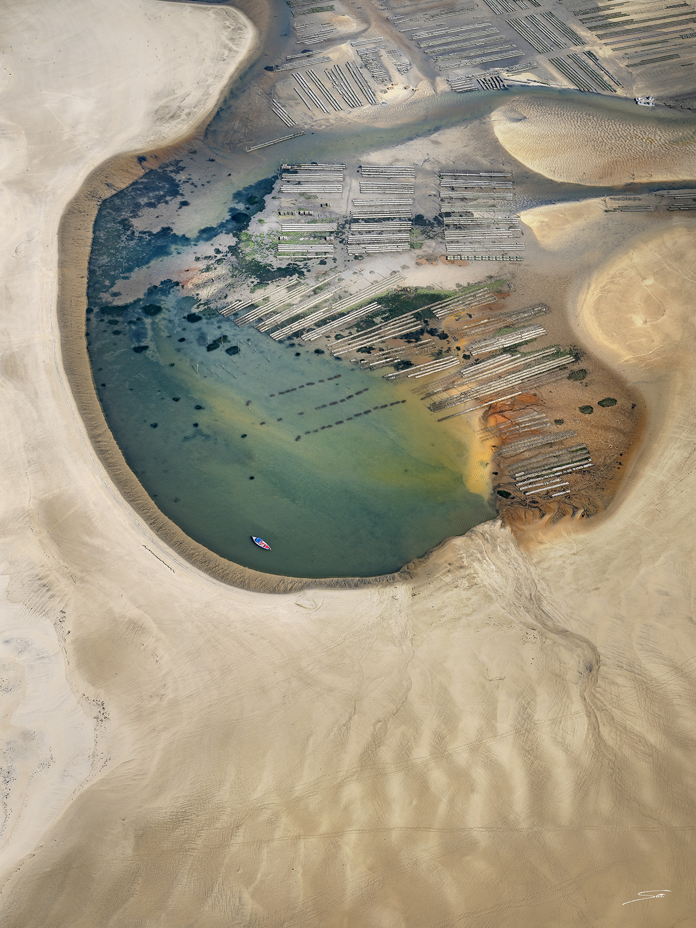 Photographie aérienne réalisée en ULM de la conche sud du Banc d'Arguin sur le Bassin d'Arcachon. Parcs à huitres, plancton et décomposition de la matière organique et alios composent cette prise de vue originale.