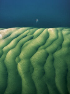 Lagoon, photo aerienne du Banc d'Arguin. Un voilier au bord des bancs de sable