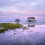 Photo des cabanes tchanquées avec une sublime lumière rose après le coucher de soleil